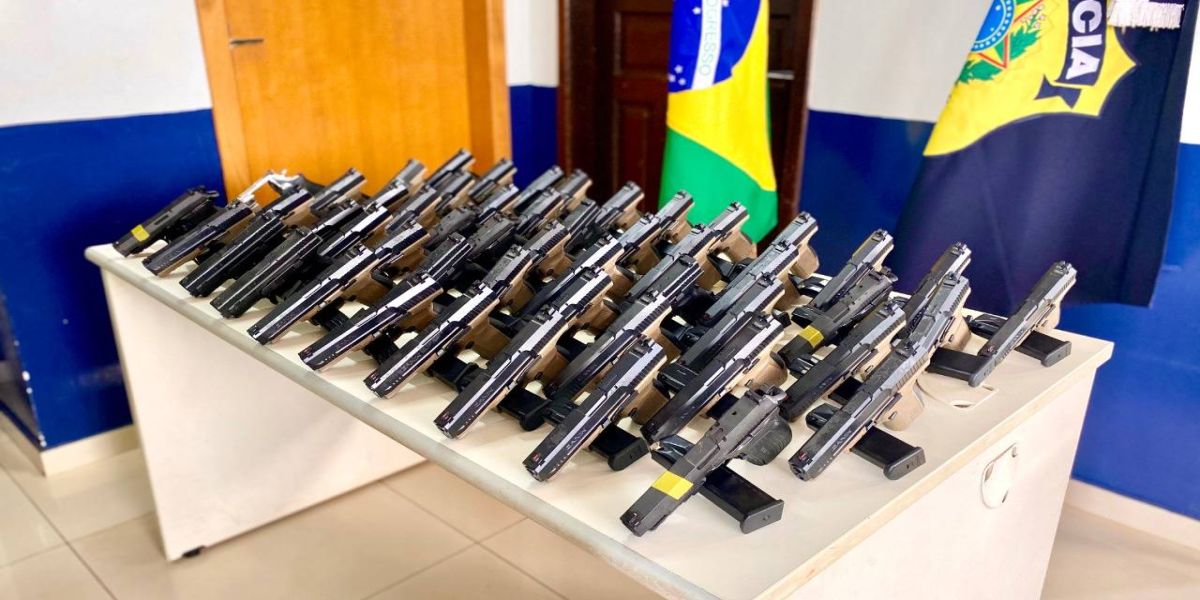 PRF apreende arsenal de mais de cinquenta pistolas e carregadores na BR-277