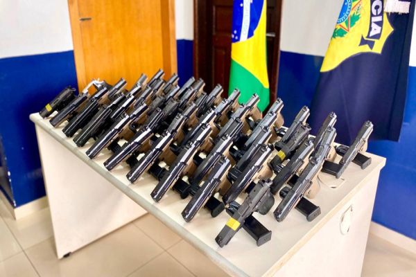 Imagem referente a notícia: PRF apreende arsenal de mais de cinquenta pistolas e carregadores na BR-277