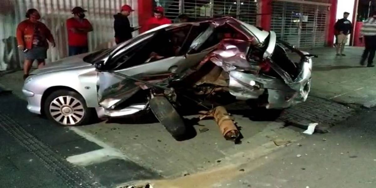 Racha termina em grave acidente envolvendo sete veículos na Avenida Brasil