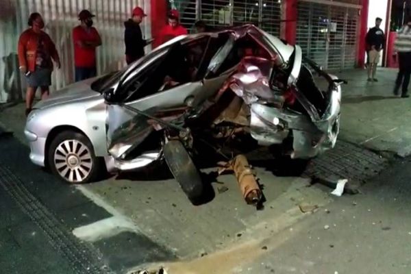 Imagem referente a notícia: Racha termina em grave acidente envolvendo sete veículos na Avenida Brasil