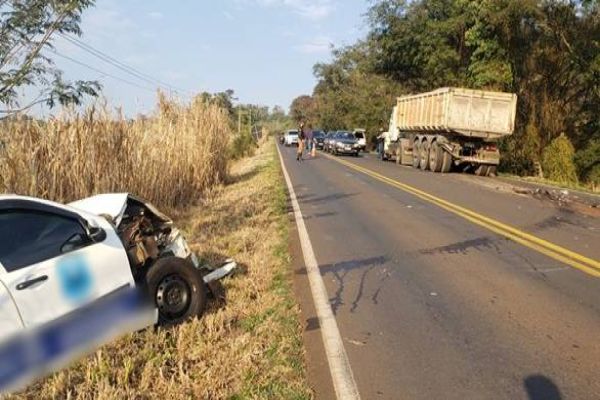 Colisão traseira entre carro e caminhão na PR-566 deixa condutor ferido