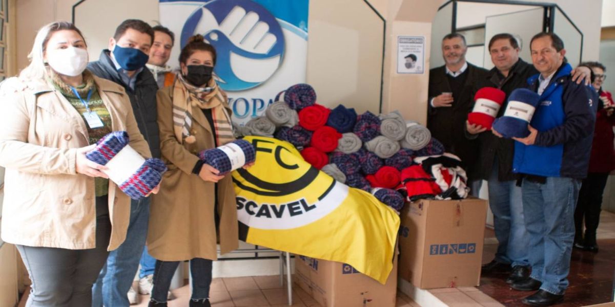 FC Cascavel arrecada mais de 1000 cobertores e pares de calçados em campanhas de combate ao frio