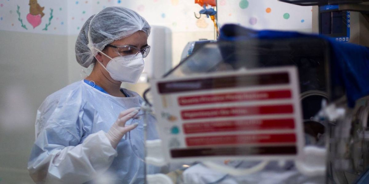Bebês prematuros de gestantes com Covid-19 passam por recuperação na UTI Neonatal do Huop