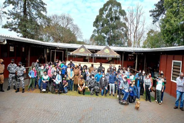 Pelotão de Polícia de Choque do 6° BPM recebe paradesporto de Cascavel