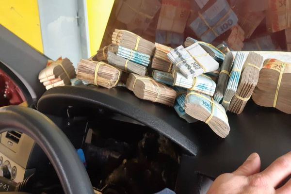 PRF apreende mais de R$ 500 mil com mulher no Paraná