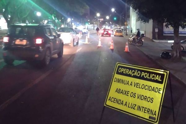 Operação Bloqueio detém dois condutores embriagados e recolhe veículos com débitos