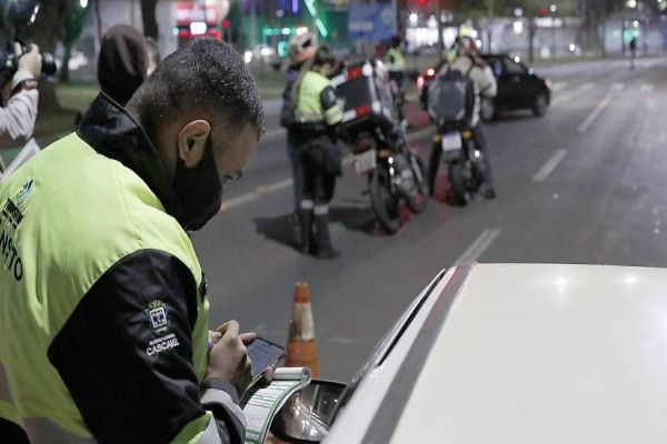 40% dos condutores notificados em Operação Bloqueio integrada PM/Transitar estavam sem habilitação