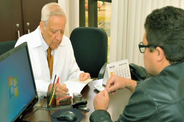 Emerson Vilanova recebe a visita do Dr. Jesus, presidente da Associação Médica