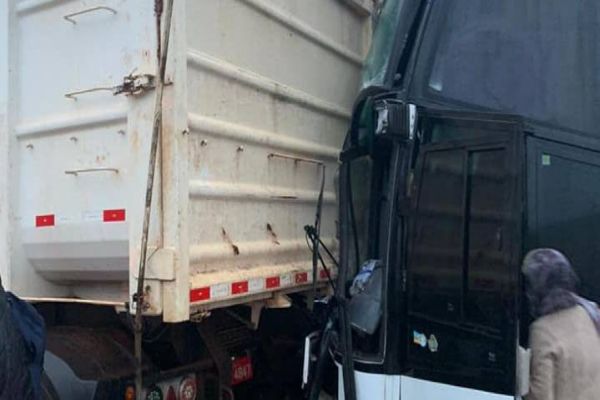 Colisão traseira entre ônibus e caminhão na PR-180 em Juvinópolis