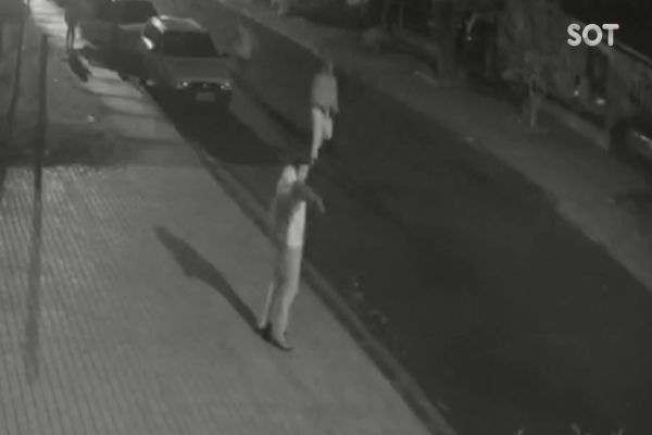 Imagem referente a notícia: Câmera de segurança registra tiroteio que deixou dois homens feridos no Bairro Alto Alegre