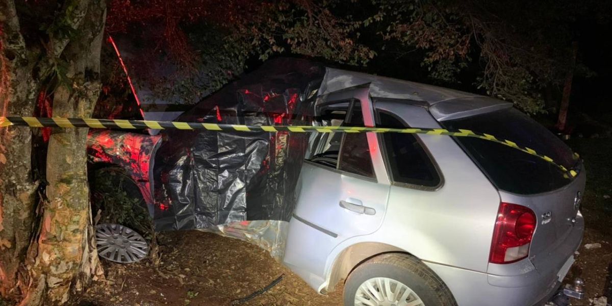 Mulher de 37 anos morre após colidir veiculo contra arvore no Bairro 14 de novembro