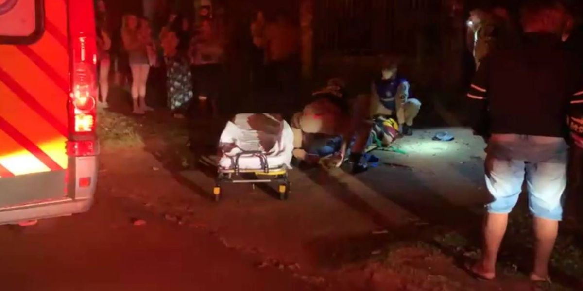 Jovem de 22 anos é atingindo por quatro disparos de arma de fogo no Bairro Morumbi em Cascavel