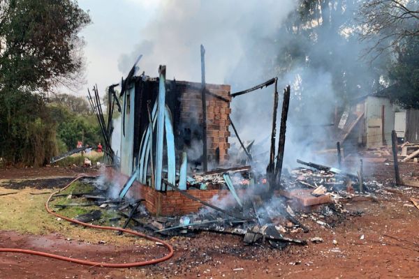 Imagem referente a notícia: Residência de madeira fica totalmente destruída após incêndio no Bairro Morumbi