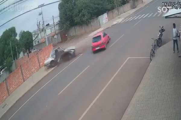 Foto relacionada a notícia: Câmera de segurança registra colisão que derrubou muro de residência no Bairro Interlagos