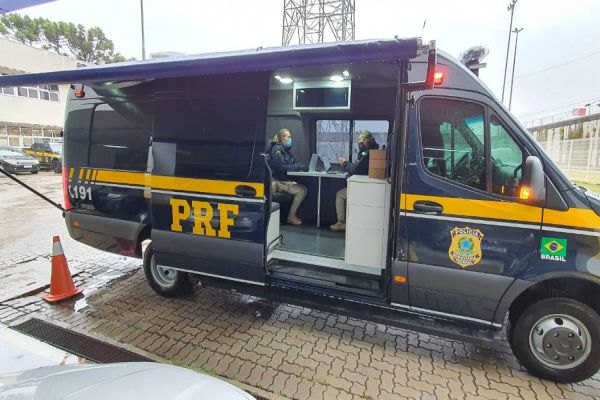 Imagem referente a notícia: Unidade móvel de apoio é projeto de vanguarda nacional realizado pela PRF no Paraná