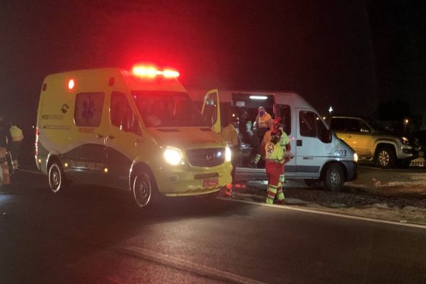 Imagem referente a notícia: Colisão de trânsito entre van e caminhonete é registrada na PRc-467 em Cascavel