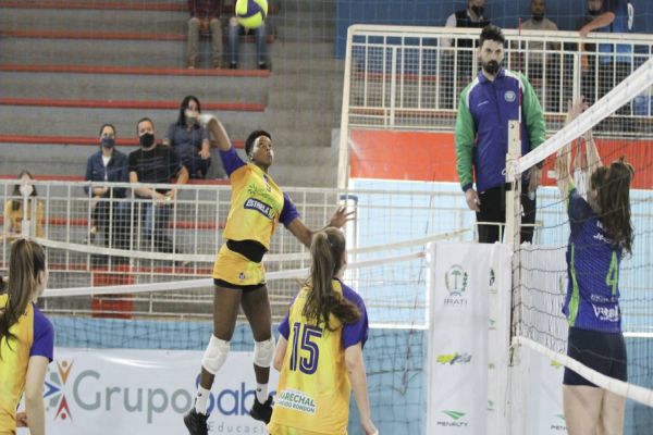 Sete partidas movimentaram o Campeonato Paranaense de Voleibol Feminino