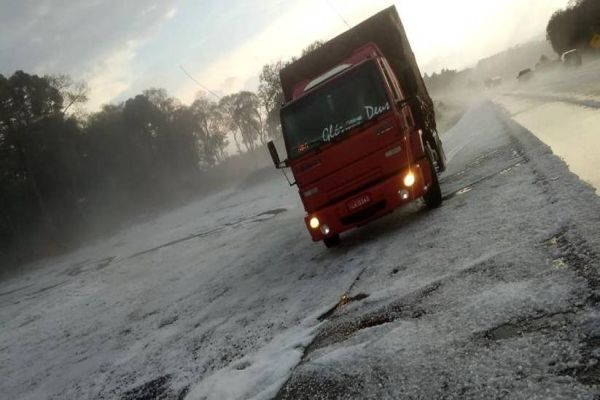 Tempestade de granizo muda paisagem, na região central do estado