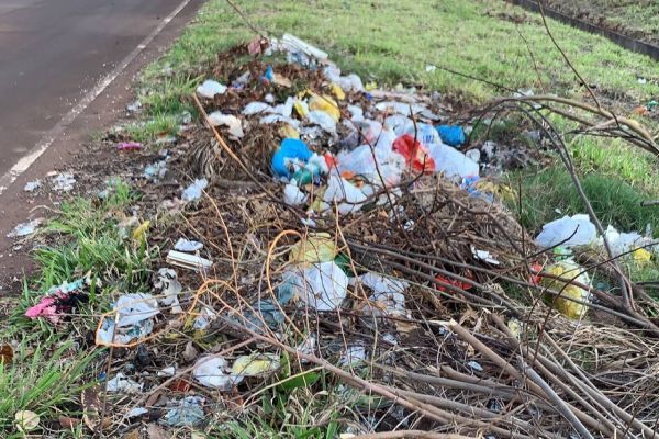 Imagem referente a notícia: Descarte irregular de lixo doméstico é alvo de reclamação de moradores do São Cristóvão na PRc-467