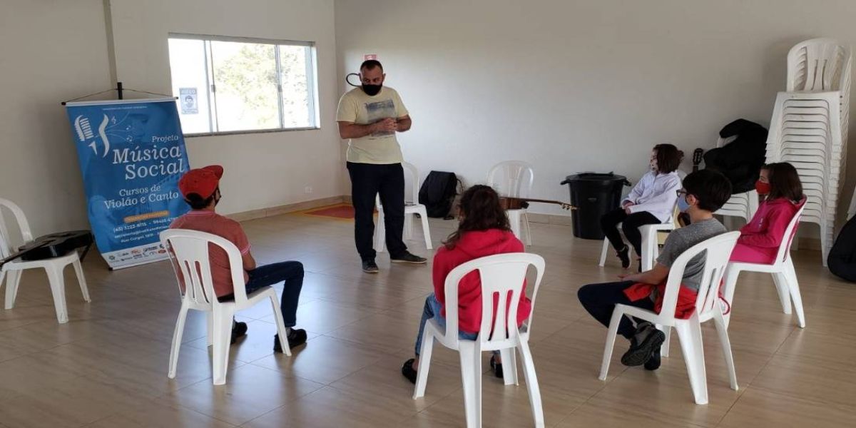 Projeto Música Social atende crianças e adolescentes com aulas de violão e de canto