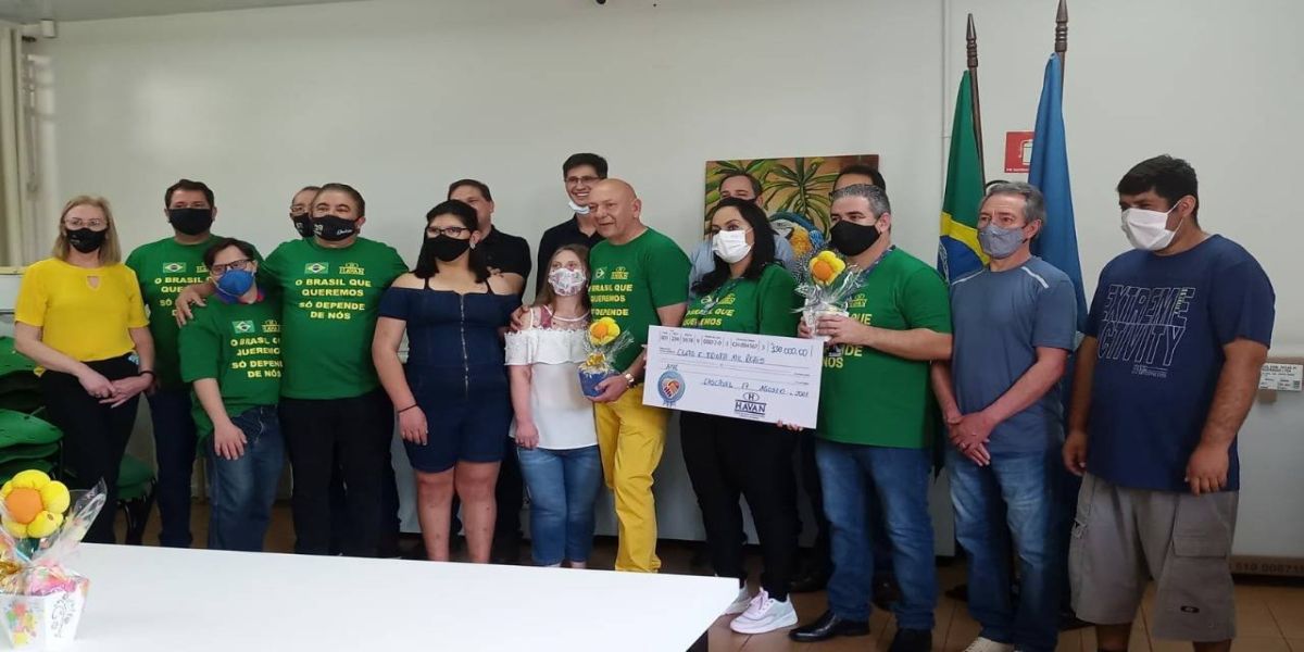 Luciano Hang proprietário da Havan e patrocinador master do FC Cascavel entrega doações a APAE