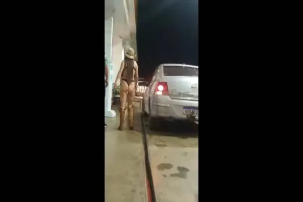 Foto relacionada a notícia: Mulher é flagrada só de calcinha e sutiã em posto de gasolina em Laranjeiras do Sul