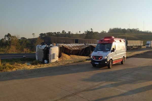 Homem de 44 anos perde a vida após carreta bitrem tombar na BR-163 em Lindoeste