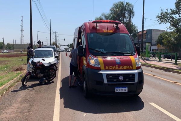 Imagem referente a notícia: Duas pessoas ficam ferida após colisão traseira na Avenida Barão do Rio Branco