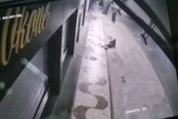 Ladrão cai de prédio e é atingido na cabeça por televisão que furtava: Veja o vídeo