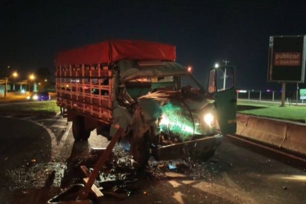 Imagem referente a notícia: Idoso fica preso nas ferragens após grave colisão de trânsito na BR-277 em Cascavel