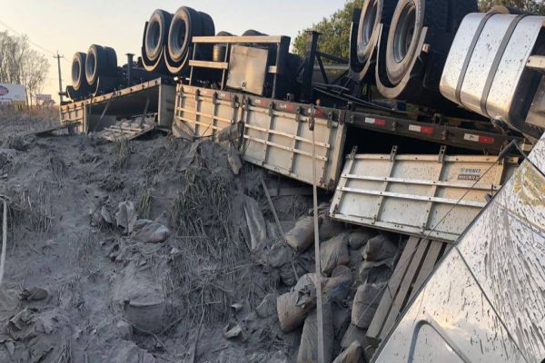 Carreta carregada de sacos de cimento tomba na BR-163