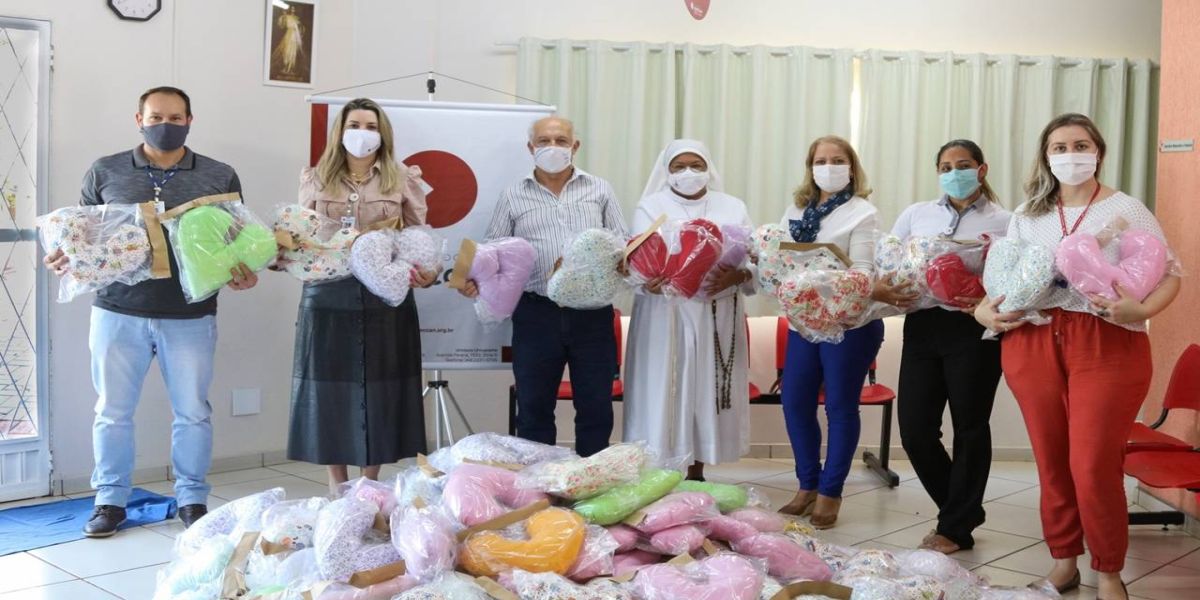 Uopeccan recebe doação de 175 almofadas em formato de coração