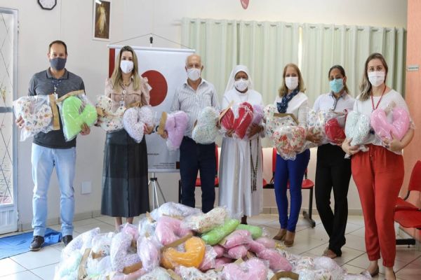 Uopeccan recebe doação de 175 almofadas em formato de coração