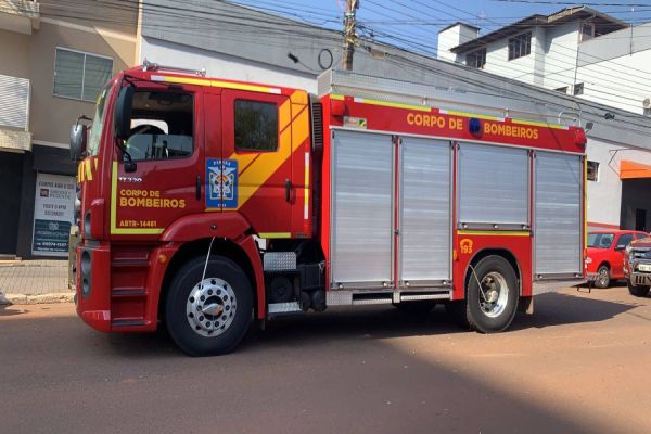 Imagem referente a notícia: Corpo de Bombeiro é mobilizado para controlar incêndio em apartamento no Centro de Cascavel