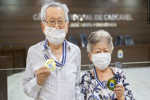 Casal Takashi e Helena Uyeda recebe na Câmara a Medalha Xiquinho Zimmermann