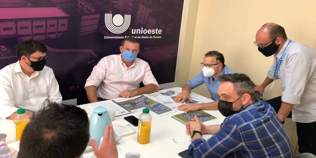 Huop entrega projeto para instalação de energia fotovoltaica a deputado Roman