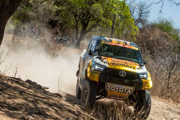 Irmãos Baumgart travam batalha de gato e rato no Sertões