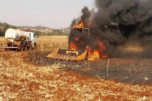Colheitadeira é destruída por incêndio no interior de Mercedes