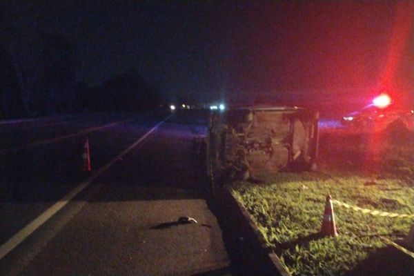 Homem morre após ser ejetado de automóvel durante capotamento na BR-277
