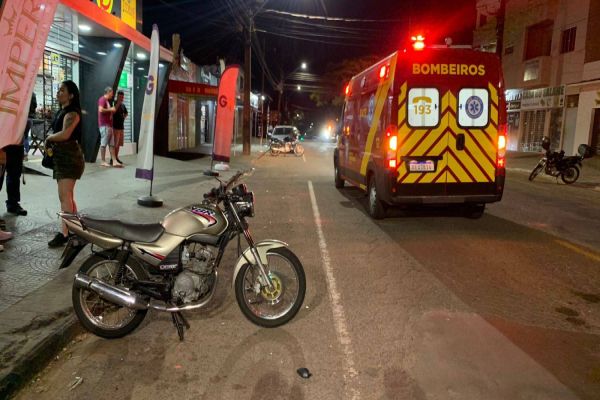 Imagem referente a notícia: Motociclista de 23 anos fica ferido após colisão entre motos no Bairro Cristóvão