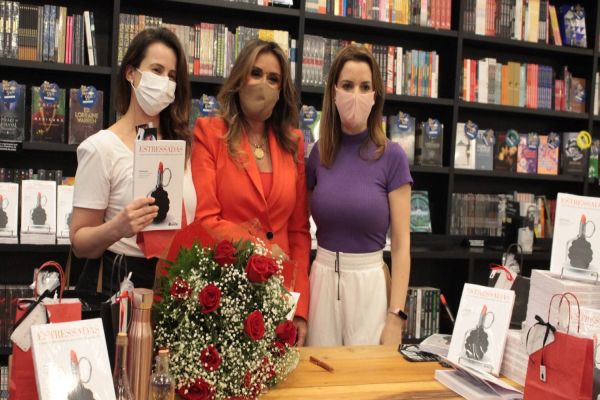 Livro com dicas para mulheres modernas têm noite de autógrafos em Cascavel
