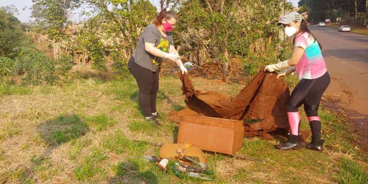 Voluntários promovem limpeza em riacho no entorno da praça Brasília