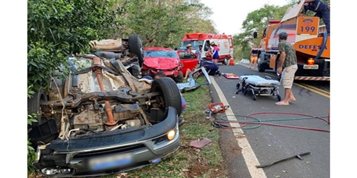 Cinco feridos em grave acidente envolvendo três carros na PR-481