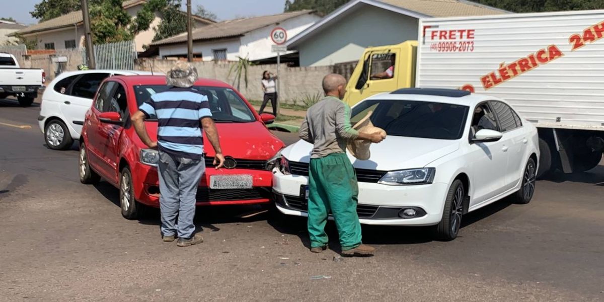 Colisão de trânsito é registrada na Rua Ipanema no Bairro São Francisco