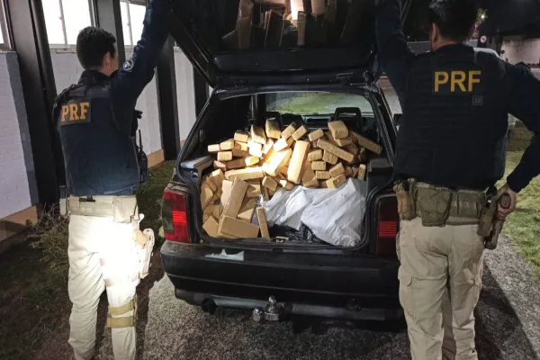 Foto relacionada a notícia: PRF apreende 226 kg de maconha em veiculo com pane mecânica