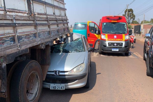 Imagem referente a notícia: Automóvel para de baixo de caminhão após colisão na Avenida das Pombas no Bairro Clarito