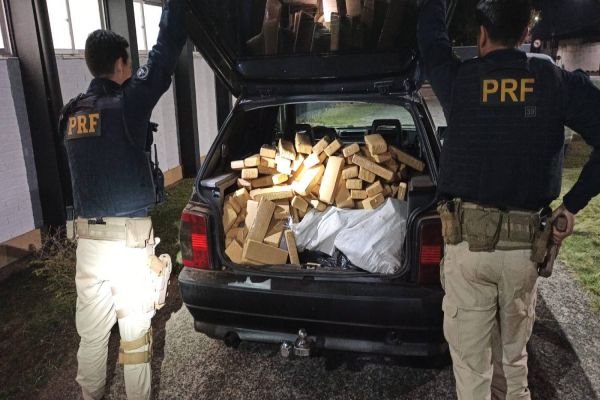Imagem referente a notícia: PRF apreende 226 kg de maconha em veiculo com pane mecânica