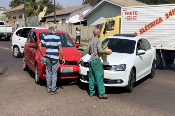 Imagem referente a notícia: Colisão de trânsito é registrada na Rua Ipanema no Bairro São Francisco