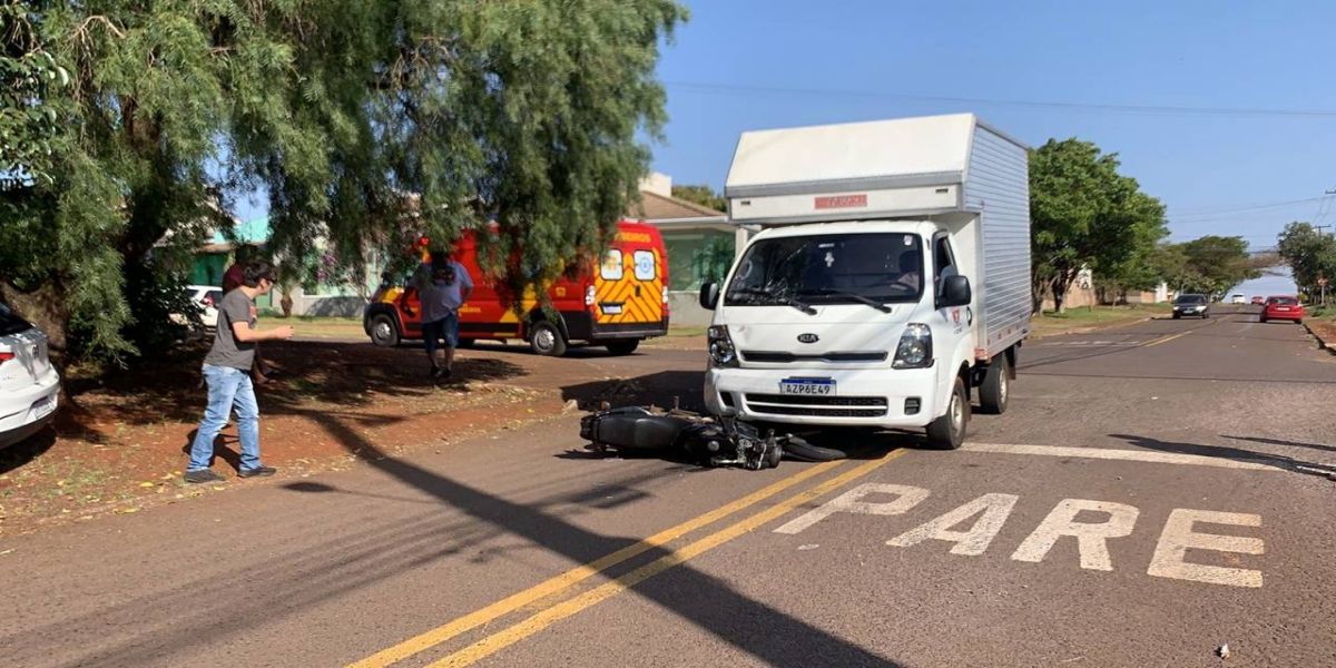 Moto para embaixo de furgão após colisão no Bairro Cataratas em Cascavel