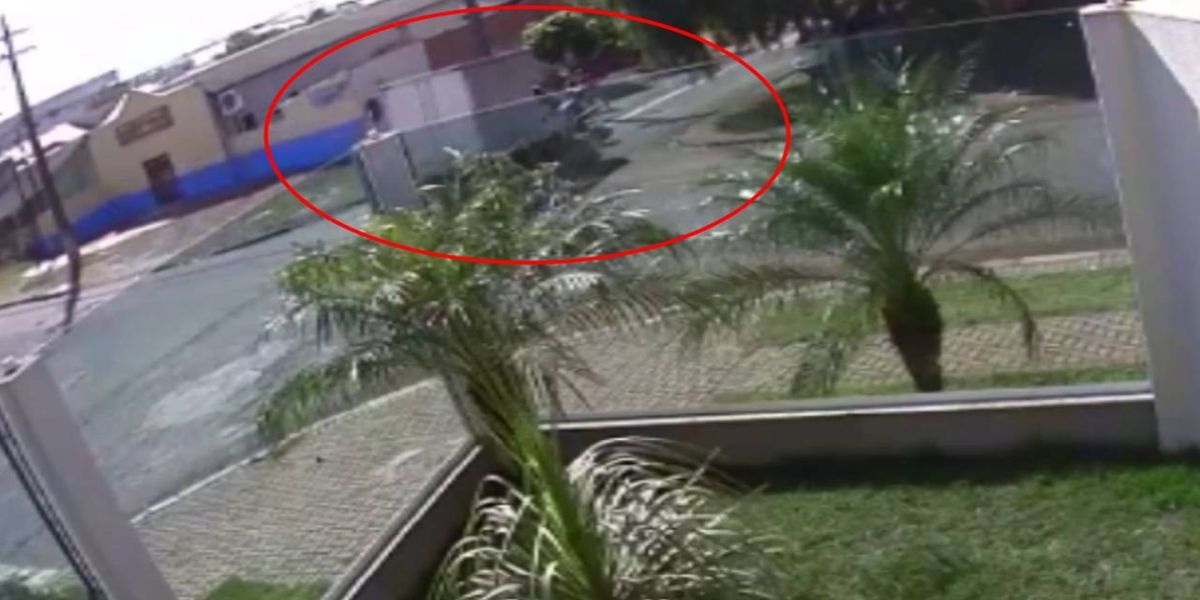 Câmera de segurança registra colisão entre moto e furgão no Bairro Cataratas